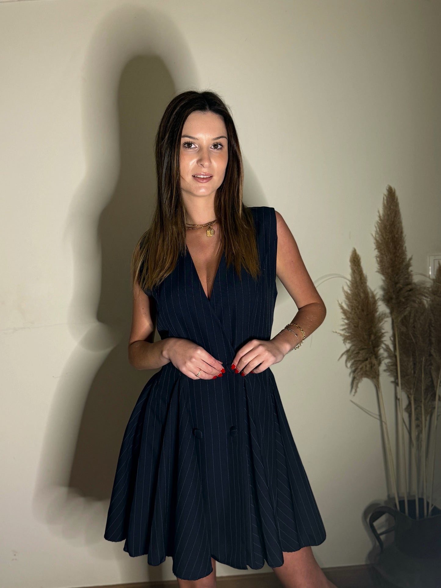 Vestido às Riscas com Saia Plissada e Decote em V