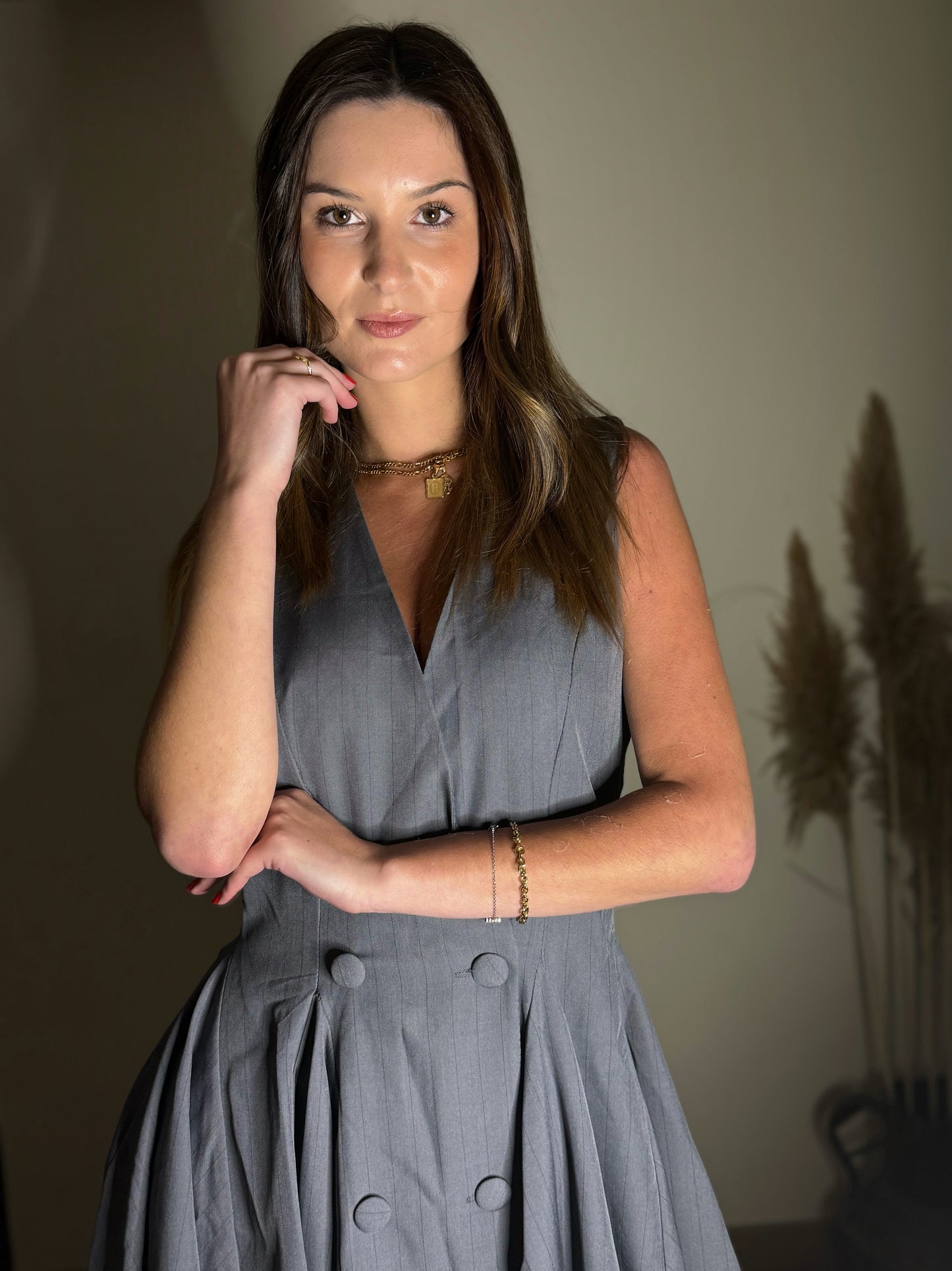 Vestido às Riscas com Saia Plissada e Decote em V
