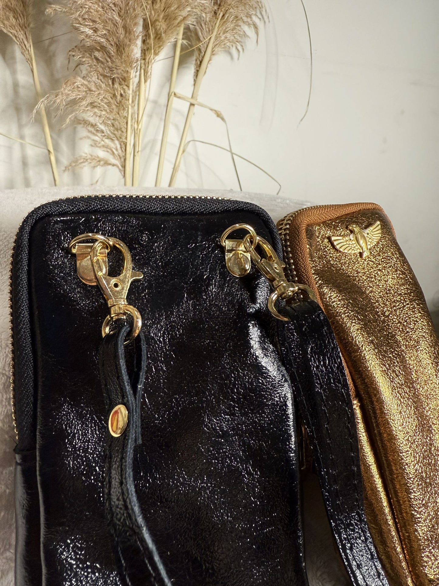 Mini Bolsa Tiracolo com Alça Removível – Preto Verniz ou Dourado Metalizado
