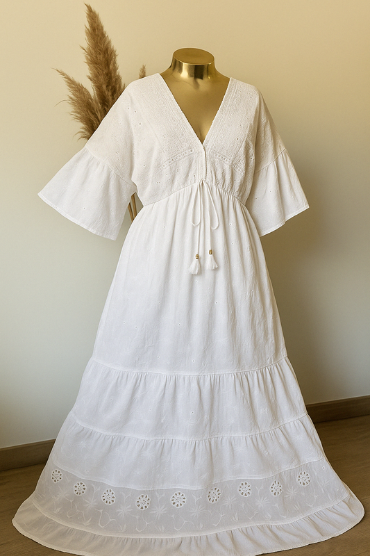 Vestido Longo Boho Branco com Bordado e Laço nas Costas