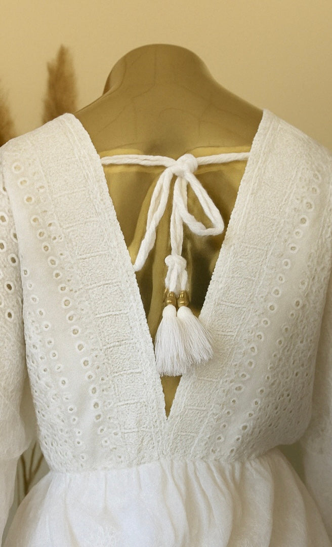 Vestido Longo Boho Branco com Bordado e Laço nas Costas