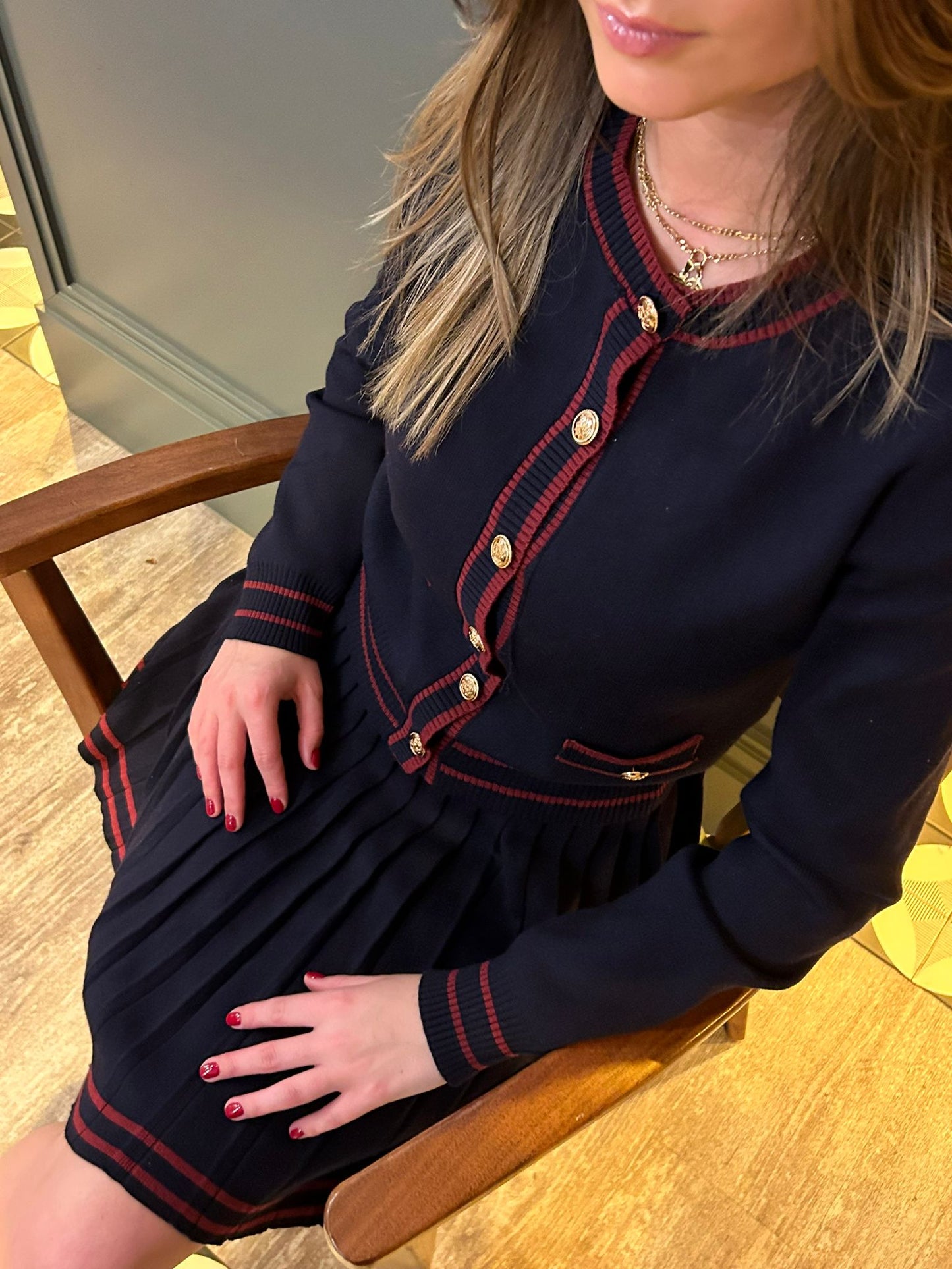 Conjunto Saia e Casaco Elegante com Botões de Fecho Dourados